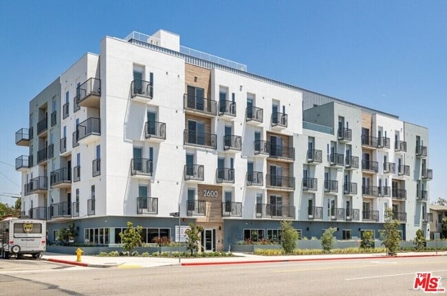 Building Photo - 2600 S Sepulveda Blvd Unit PH4