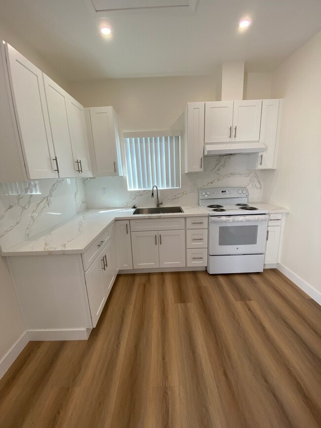 Photo - 1610 N Kingsley Dr