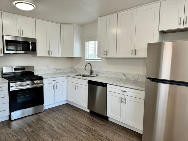 Coleen Ct | Newly Remodeled 2 Bedroom 1 Ba... - Coleen Ct | Newly Remodeled 2 Bedroom 1 Ba... Apartment Unit 1016