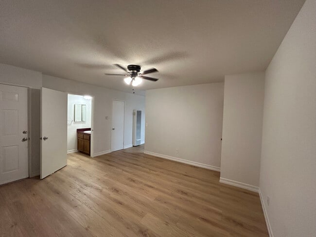 Photo - 10154 McClemont Ave