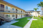 Courtyard - Palm Court Apartments