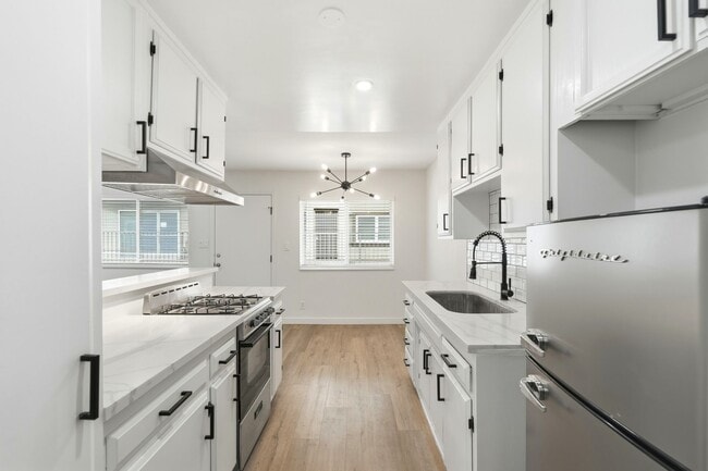Building Photo - 5549 Fulcher Ave Unit 1