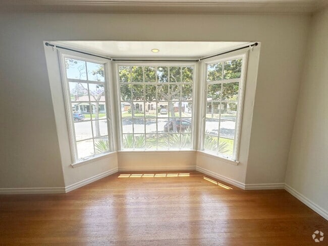 Building Photo - 2BD/1BA DT Fullerton Vintage 1922 House w/...