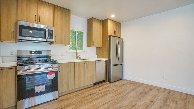 Building Photo - 6112 Saturn St Unit 1/4