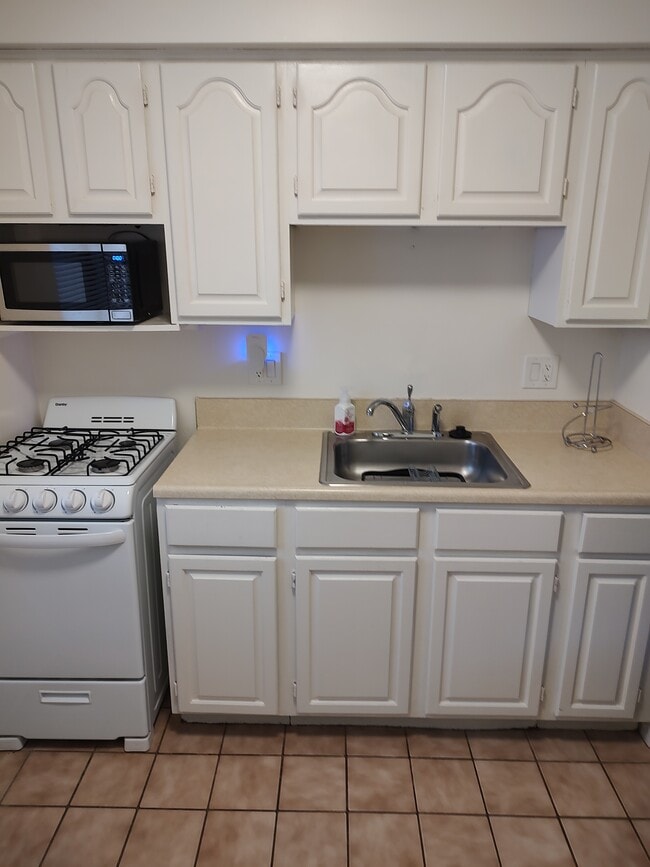 Four burner stove lots of cabinet space - 828 Island Ct