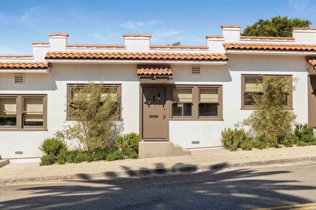 Building Photo - 1 Bed / 1 Bath Bungalow - 2 Blocks from the beach in Santa Monica Unit 231 Beach St.