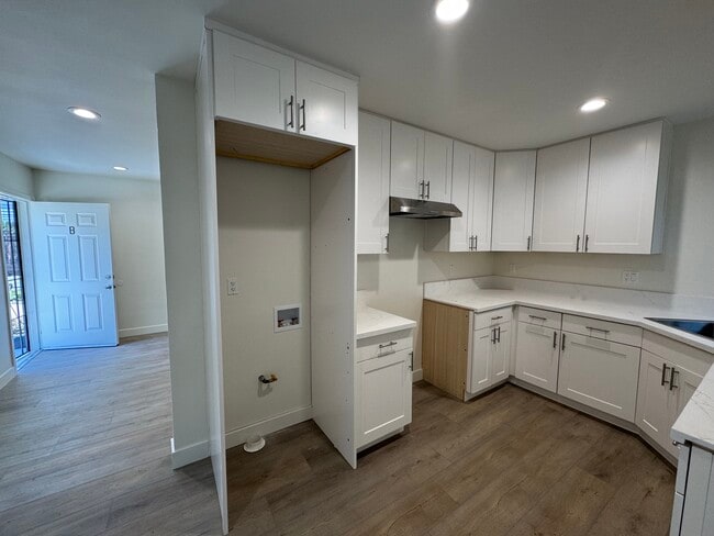 Kitch - Laundry Hookups - 1026 Ruberta Ave Unit B