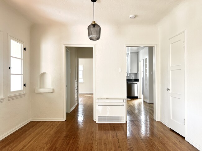 Photo - 3371 Tyburn St