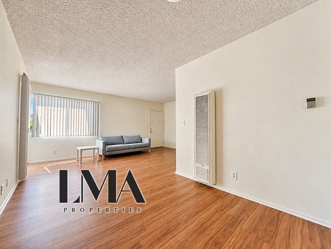 Building Photo - 2134 20th St Unit 5a