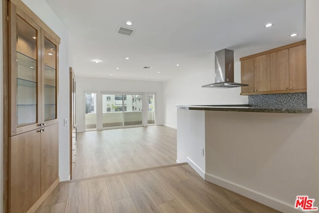 Building Photo - 11925 Mayfield Ave Unit 1
