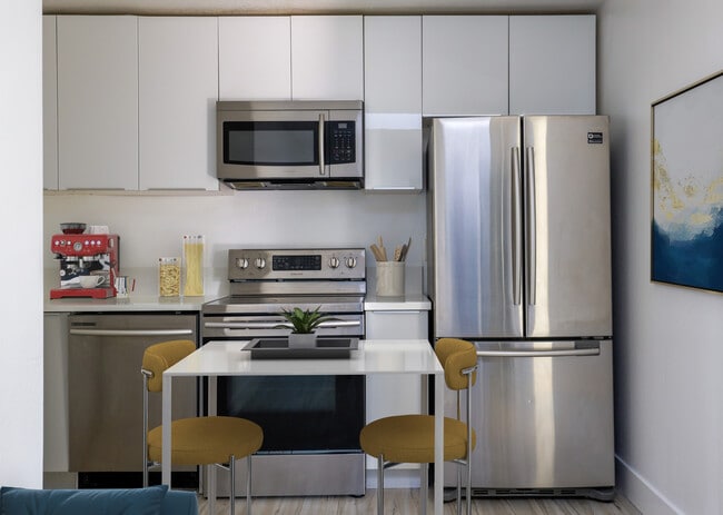 UNIT 4 - AVAILABLE NOW - 850 N. Van Ness Ave.