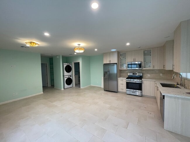Building Photo - 4131 Chevy Chase Dr Unit 4131