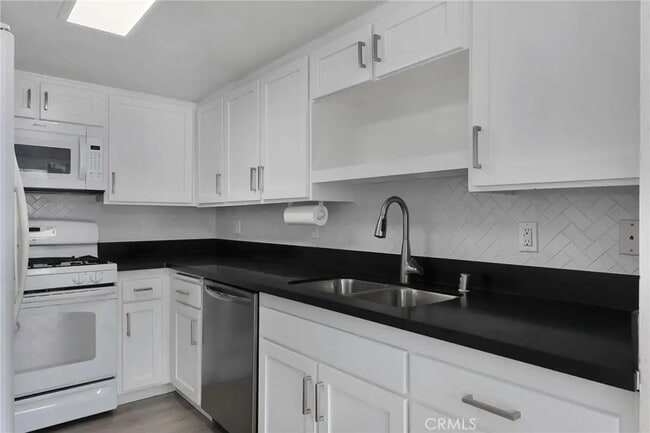 Photo - 11818 Moorpark St