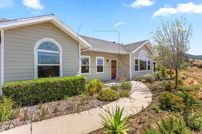 Building Photo - Designer Single-Story Home with Gourmet Kitchen & Mountain Views