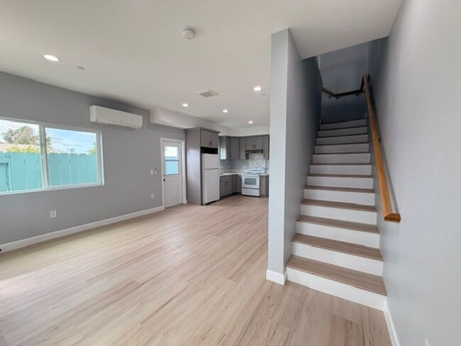 Building Photo - 5256-5260 Groveland Drive Unit 5260-1
