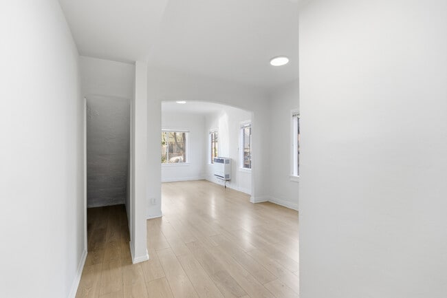 Building Photo - 1526 E 52nd St Unit 1524 E. 52nd Street