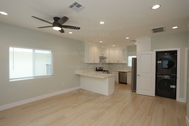 Photo - 9565 Mansor Ave