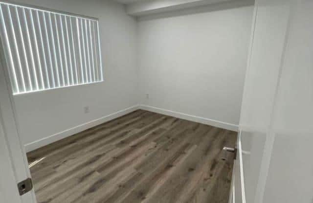 Building Photo - 1255 W 8th St Rental