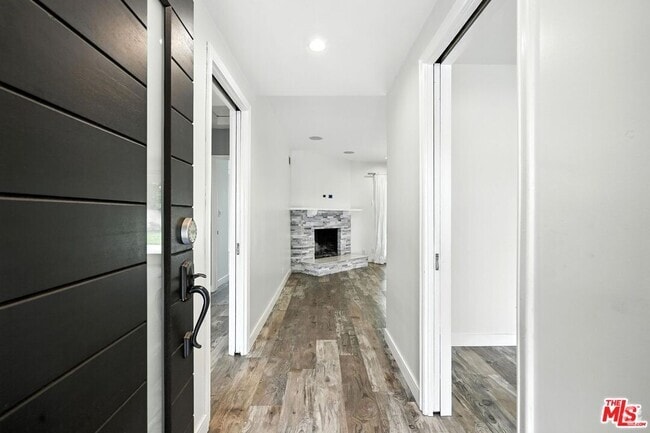 Building Photo - 6137 Laurelgrove Ave Rental