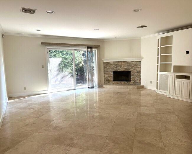 Photo - 16830 Wyandotte St