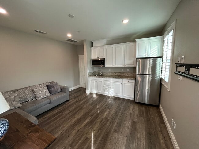 Building Photo - 37556 River Oats Ln Unit All Utilities Included