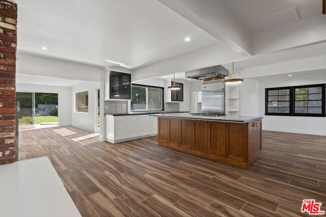 Photo - 5266 Veronica St