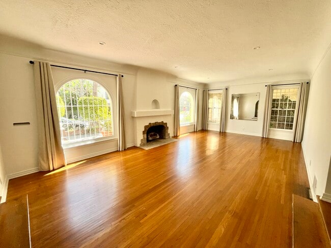 Photo - 107 N Mansfield Ave Condo