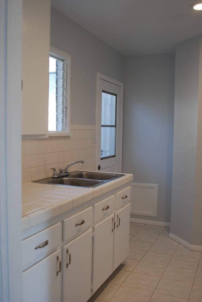 Building Photo - 4466 Tujunga Ave