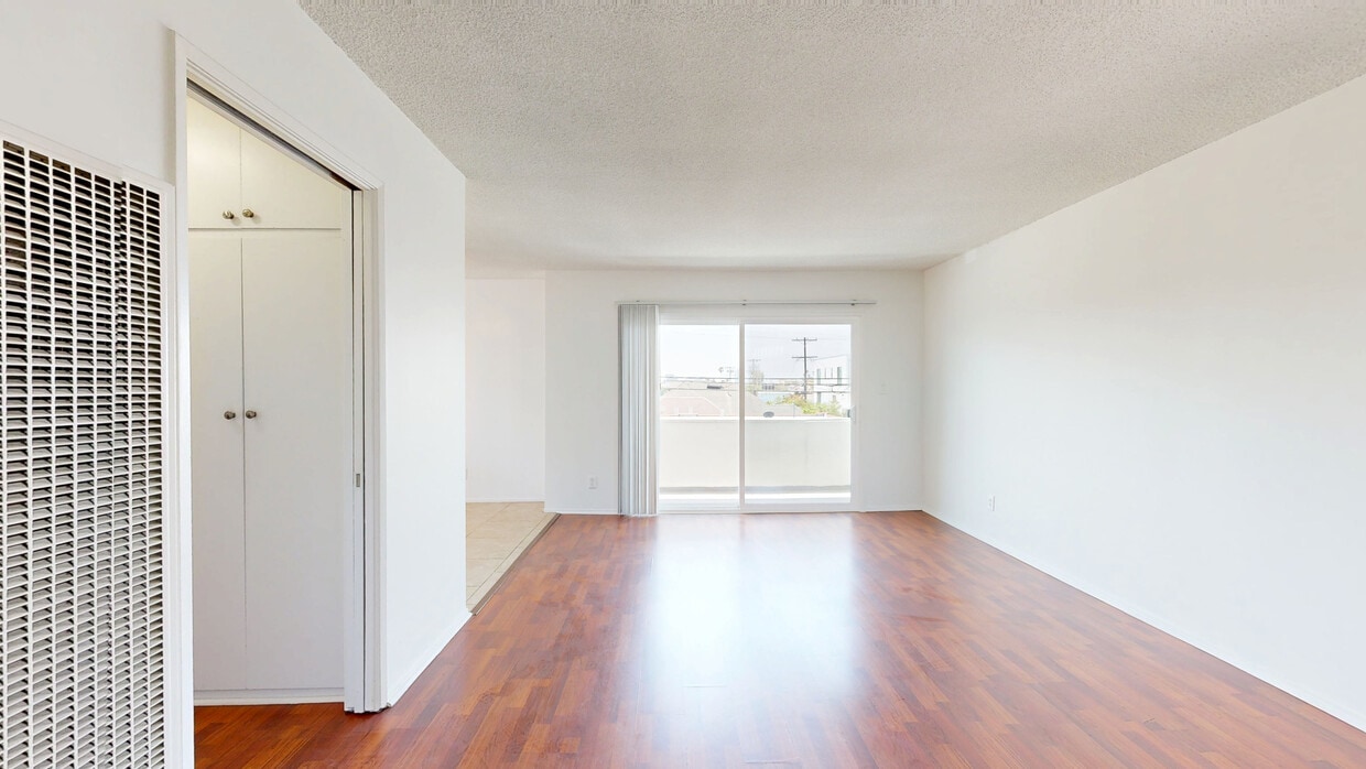 3D Tour - 4565 Oakwood Ave