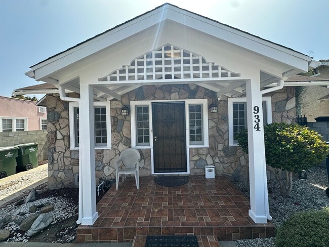 Building Photo - Fairview Heights Bungalow | 2 Bed / 1 Bath | Yard & Parking