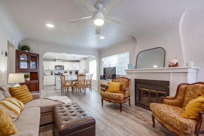 Building Photo - 824 Island Ct Unit 1