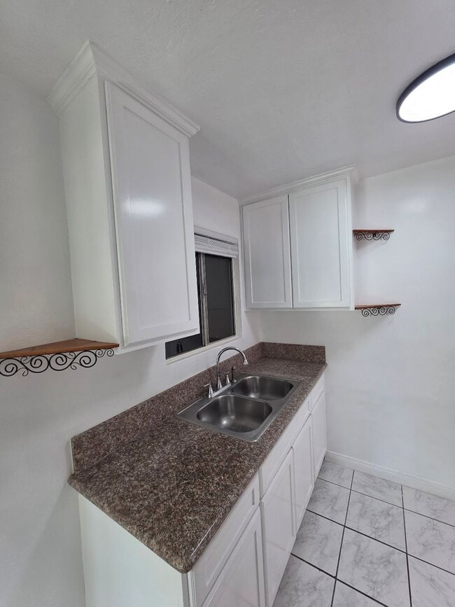 Photo - UPGRADED AND FRESH UPPER 1BD/1BA DOWNTOWN ... Unit 125B