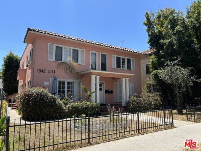 Building Photo - 1042 2nd St Unit 3
