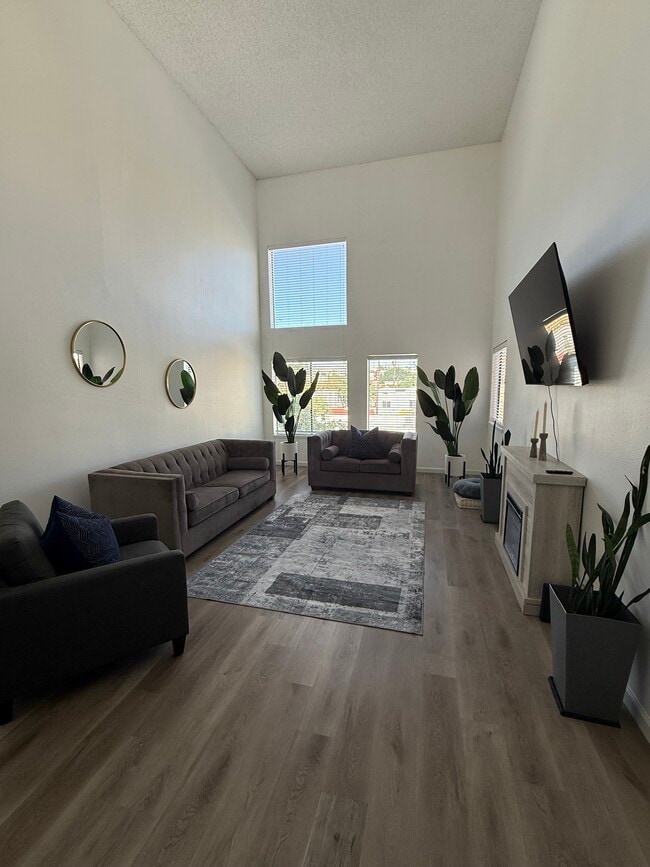 Building Photo - 1118 Valencia St Unit 311