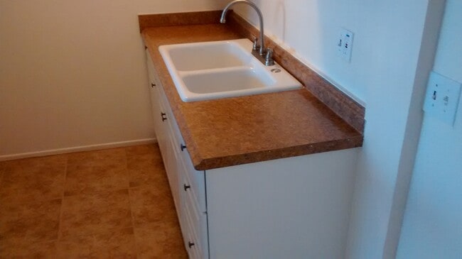 Kitchen - 567 N Mountain View Ave Unit Apt 25