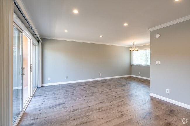 2BR, 1BA - 750SF - Garden Courtyard