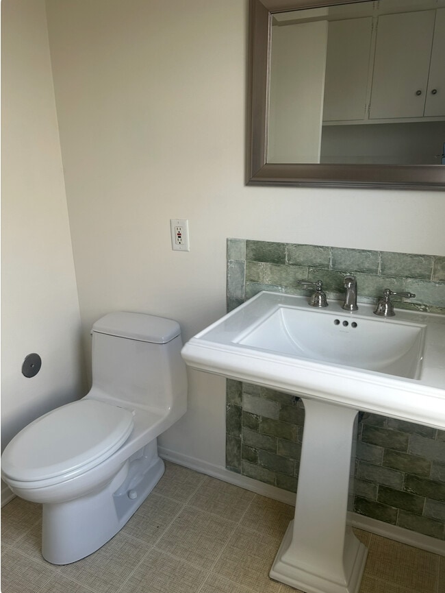 Powder Room - 4452 W Kling St