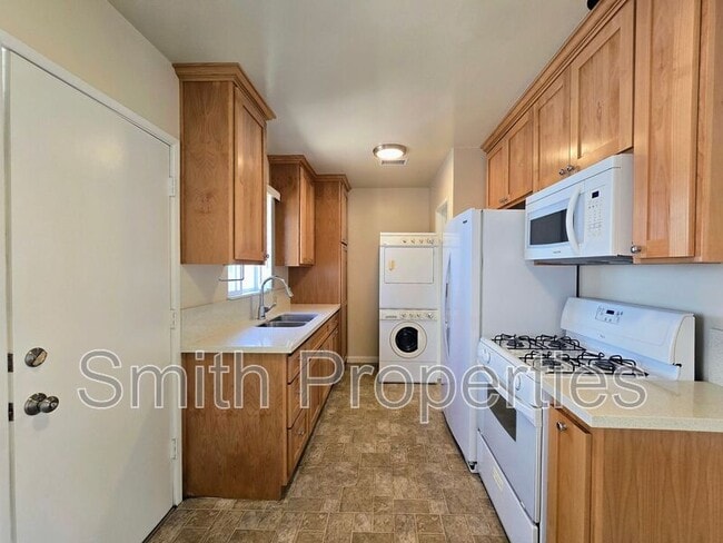 Building Photo - 2601 Gates Ave Unit #C