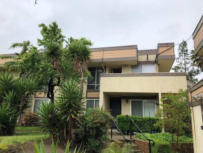 Building Photo - 3 BD 1 Full Bath Remodeled Upstairs Condo