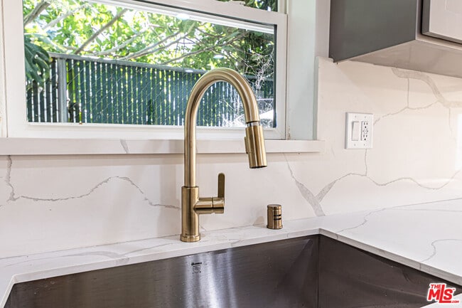 Photo - 5434 Romaine St