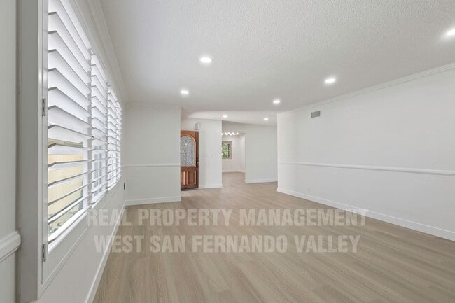 Building Photo - Stunning 3bd Home with Private Outdoor Oasis