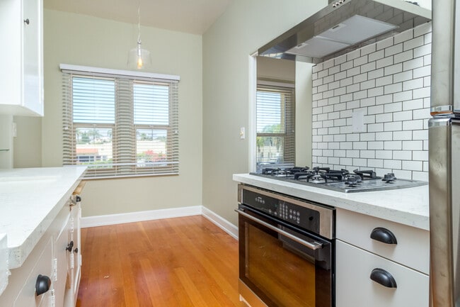 Building Photo - Charming Corner Unit 3993 Louisiana St