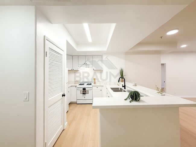 Photo - 11035 Moorpark St Unit 102