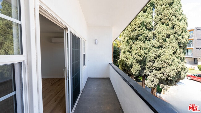Building Photo - 835 S Sherbourne Dr Unit 14 Rental