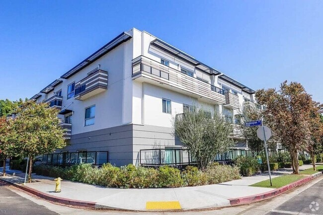 Building Photo - 5308 Sepulveda Blvd Rental