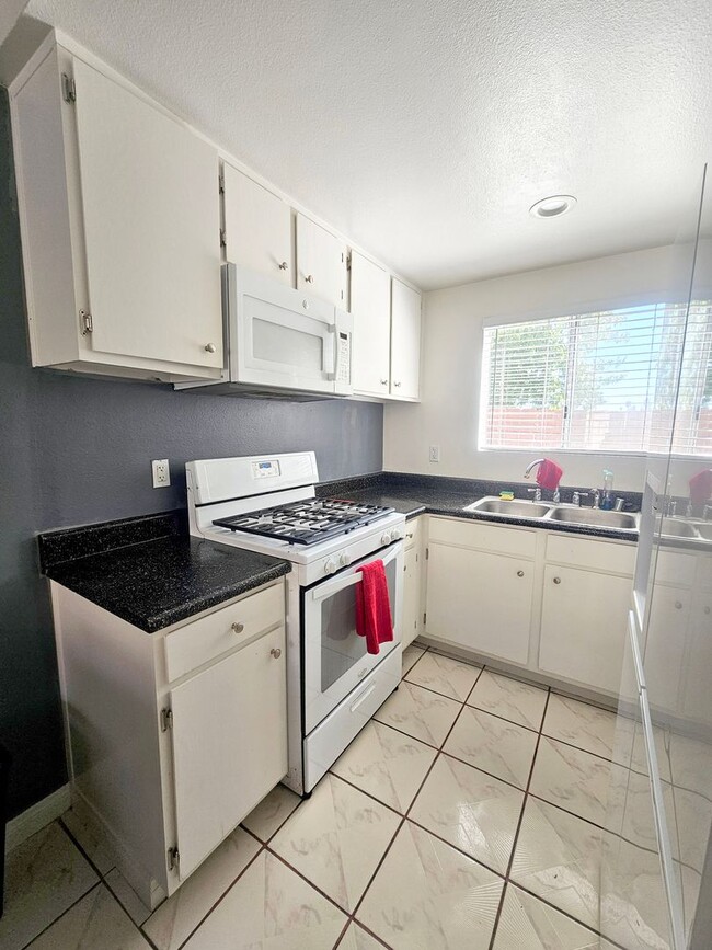 Photo - 2 bed/ 1.5 bath Townhouse with private garage