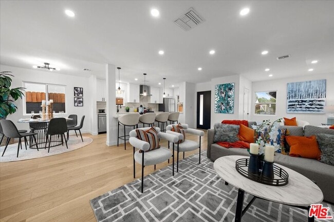 Photo - 5815 Saloma Ave