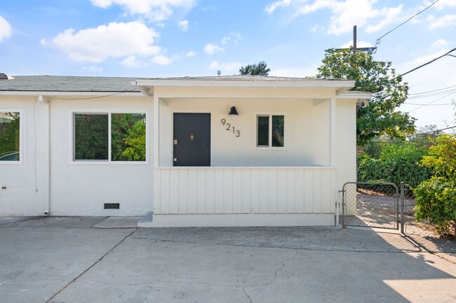 Private Entrance - 9213 Earl St House