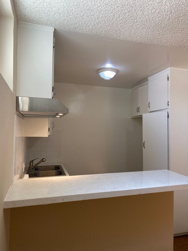 Photo - 3104 Montrose Ave Unit 6