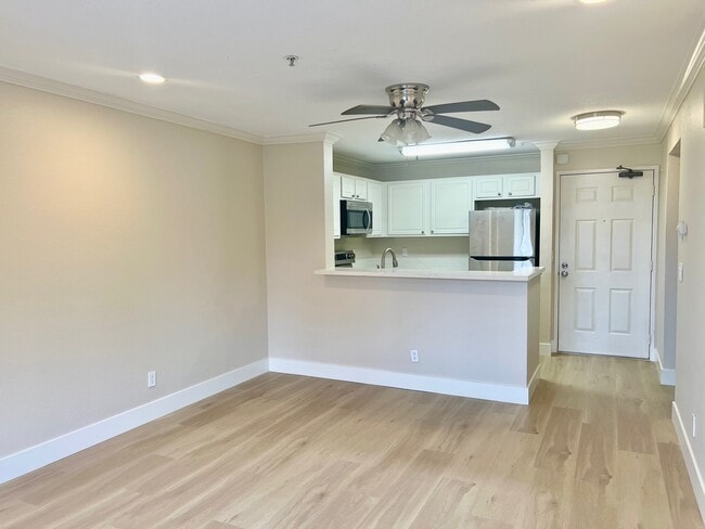 Building Photo - 8889 Caminito Plaza Centro Unit Villa Vicenza